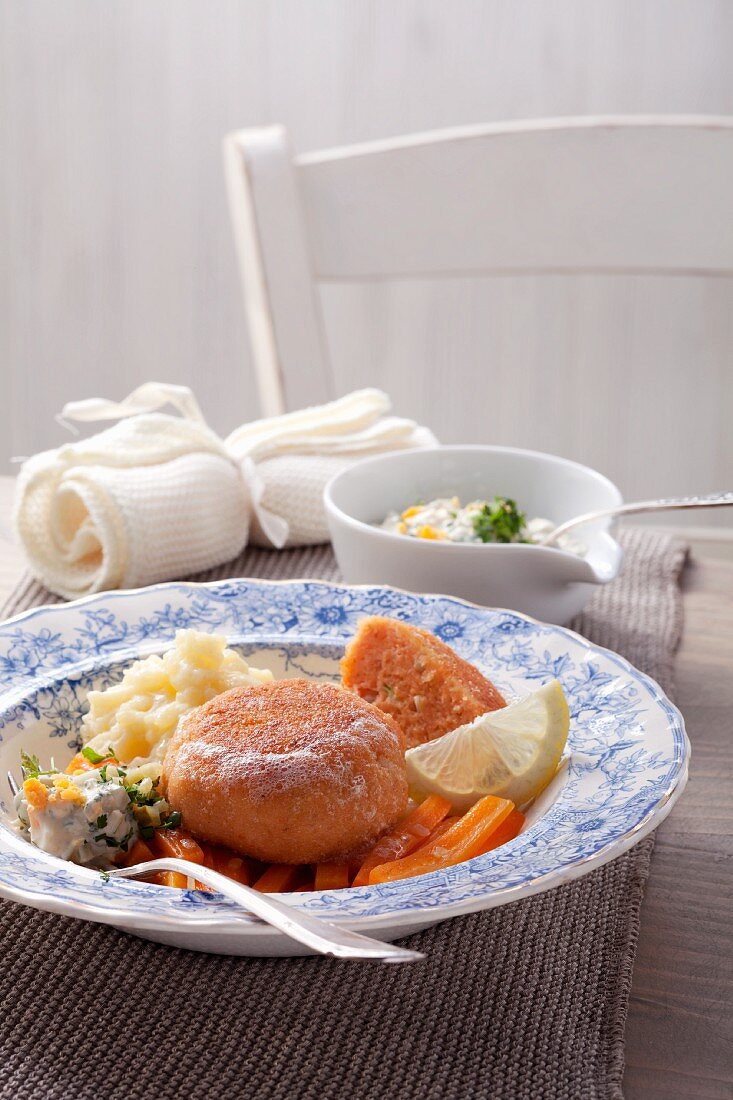 Fischbällchen mit Möhren und Remoulade