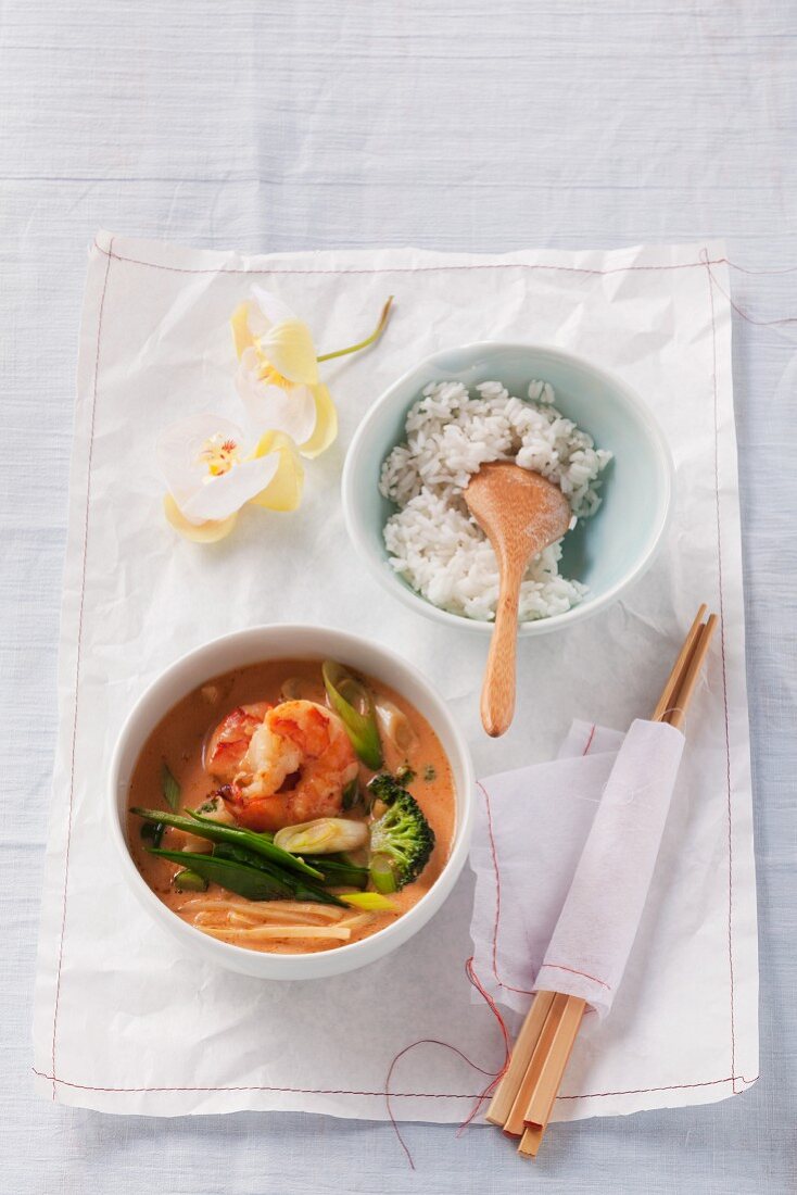 Rotes Thai-Curry mit Gemüse und Garnelen