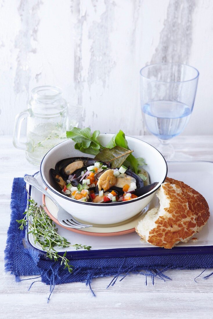 Mussels in white wine with salsa
