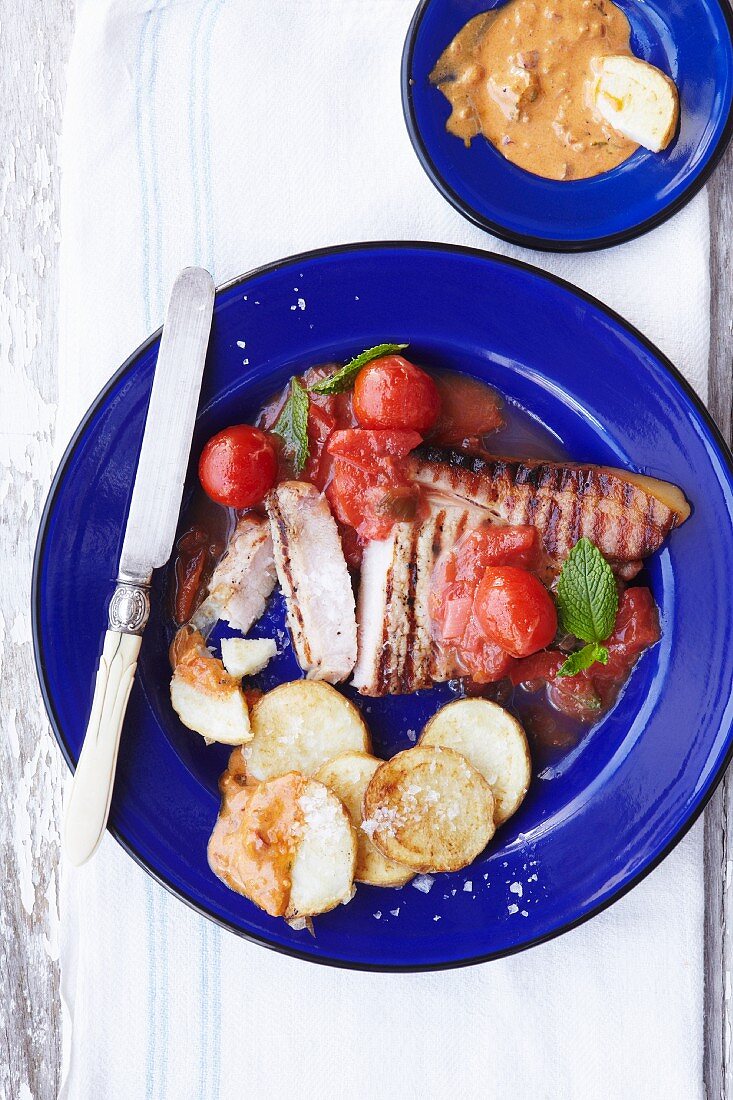Schweinekotelett mit Tomaten, Pflaumensauce und Patatas Bravas