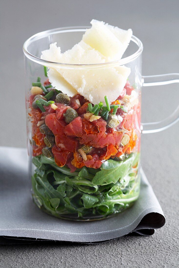 Schichtsalat mit Rucola, Thunfischtatar, Kapern & Parmesan