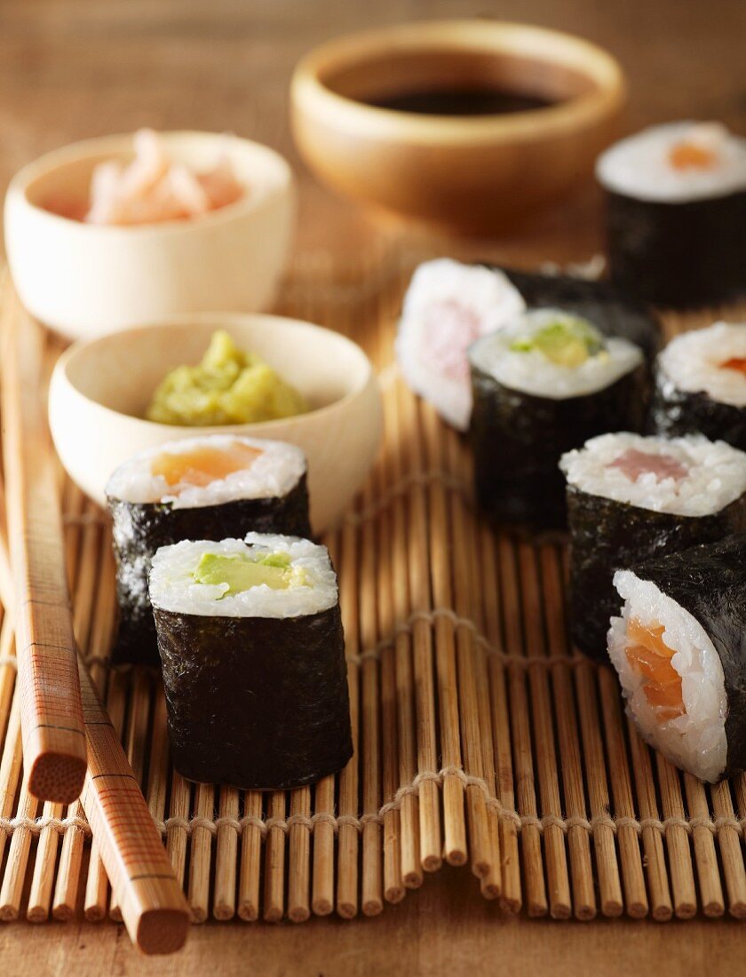 Verschiedene Maki-Sushi mit Wasabi, Ingwer & Sojasauce