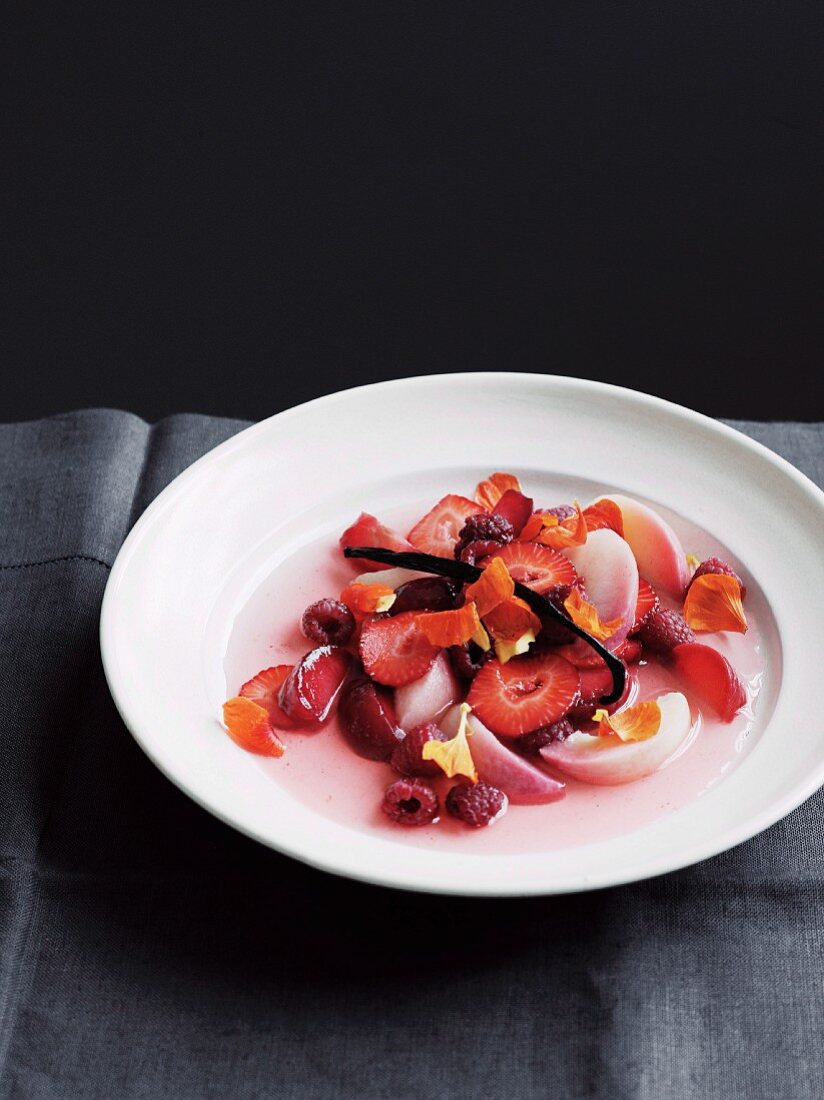 Obstsalat mit weissen Pfirsichen und roten Pflaumen