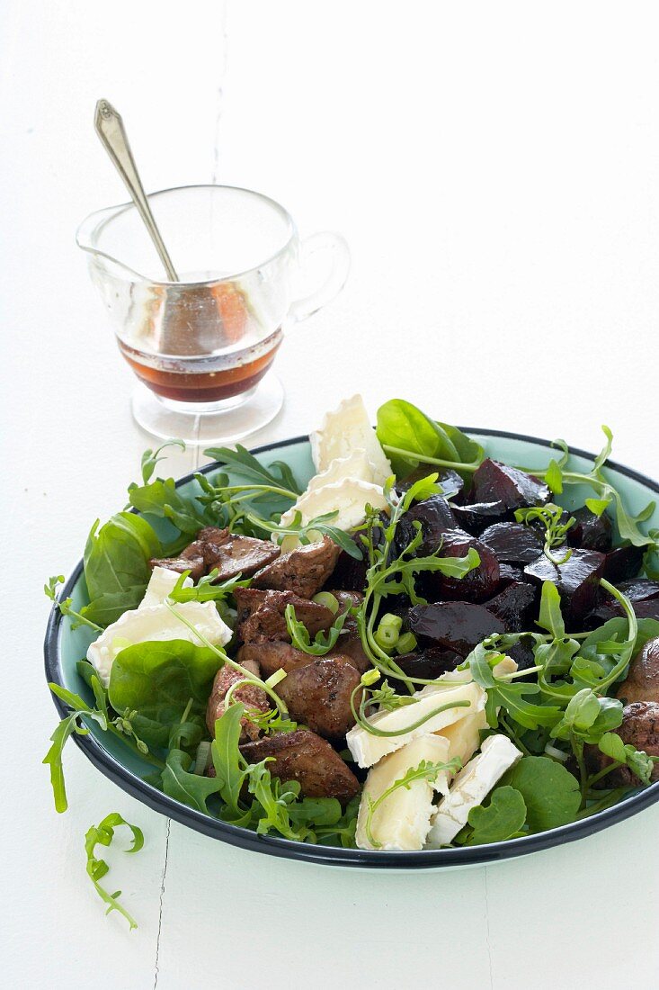 Mixed leaf salad with chicken liver, beetroot and goat's cheese