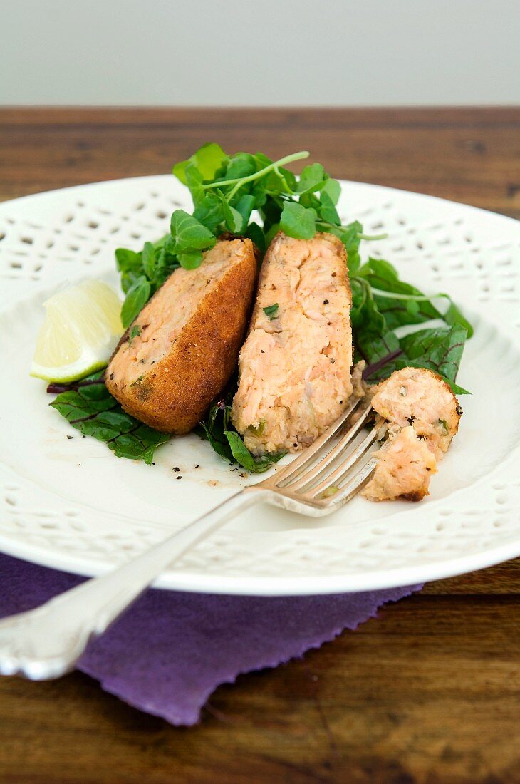 Lachs-Kroketten mit Brunnenkresse und Sauerampfer