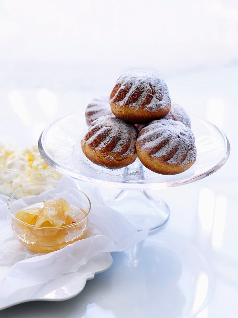 Mini yeast cakes with apple jam and ricotta