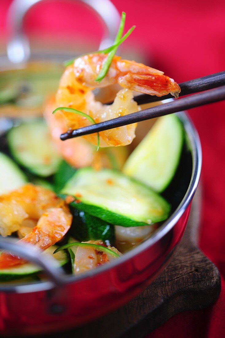 Stir-fried vegetables with prawns (close-up)