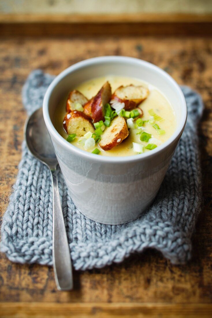 Kartoffelsuppe mit Brezelscheiben