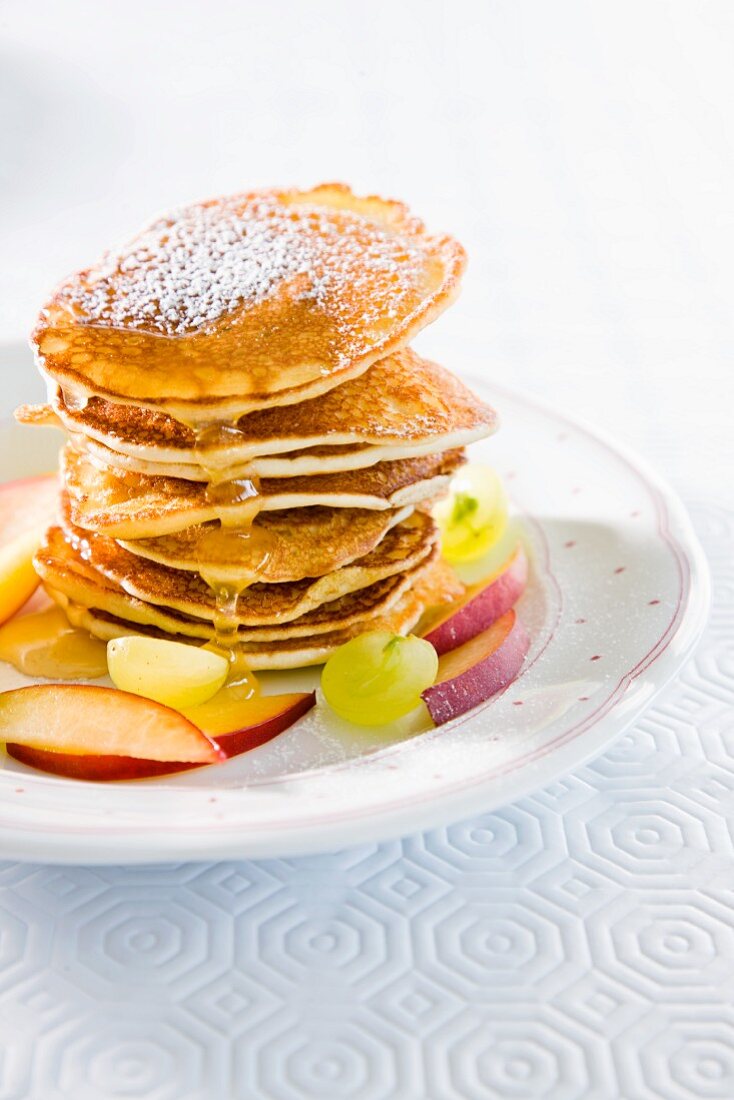 Glutenfreie Pancakes mit frischen Früchten