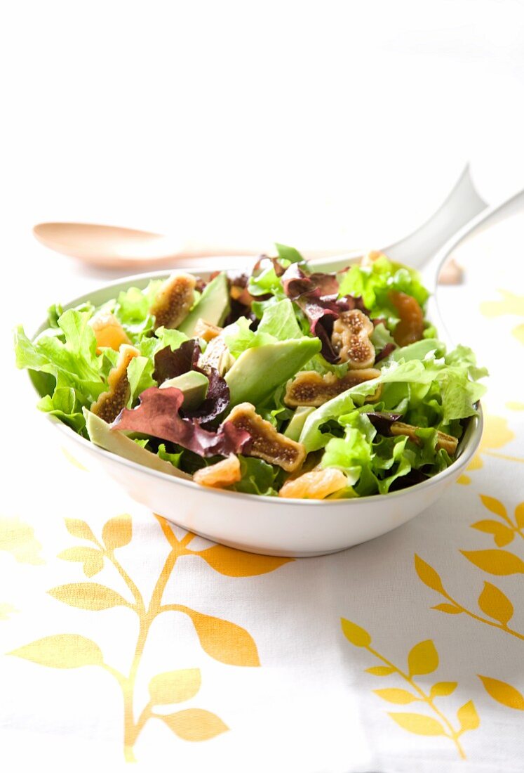 Salat mit Avocado und Trockenfrüchten