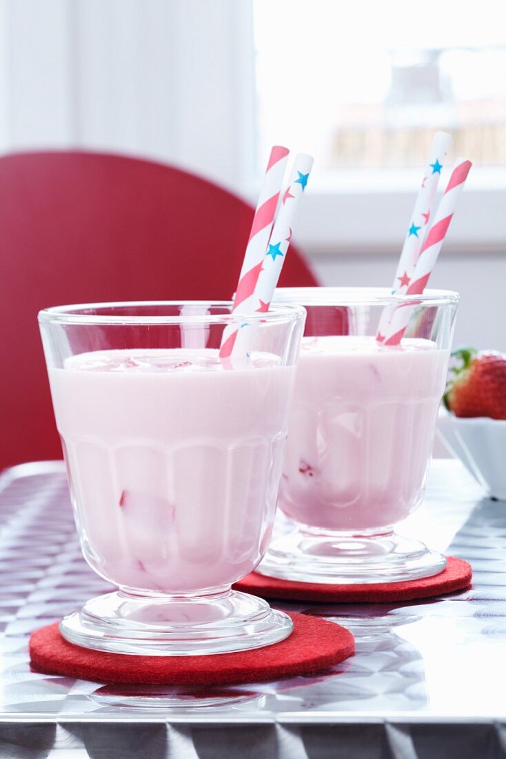 Strawberry shakes with straws (USA)