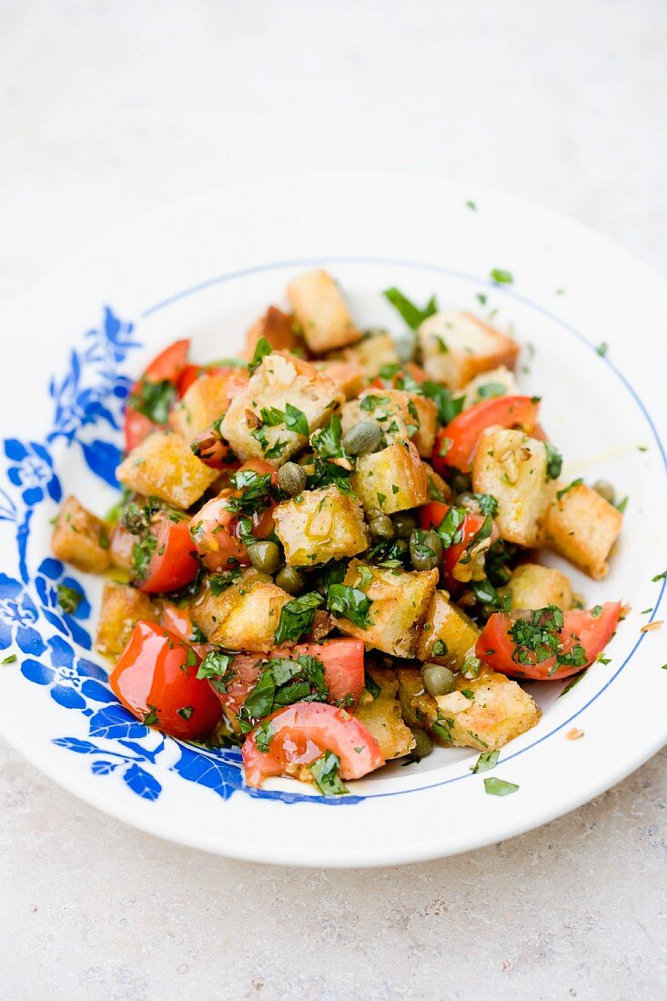 Brotsalat mit Tomaten & Kapern