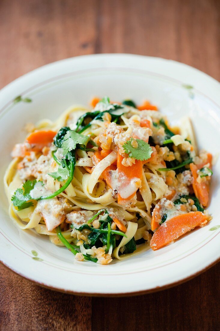 Tagliatelle with spinach, lentils and carrots