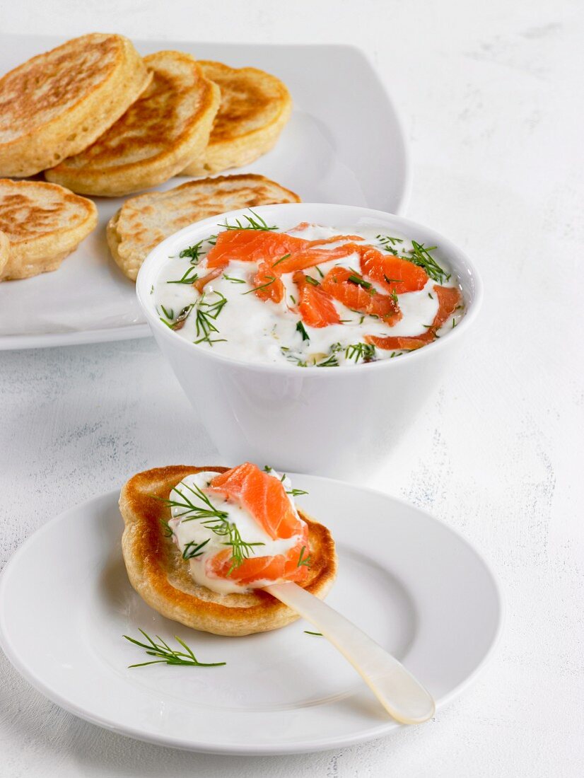 Blinis mit Lachs und Joghurt