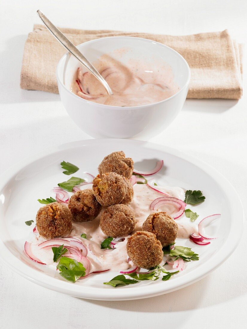 Meatballs with pepper yogurt and onions