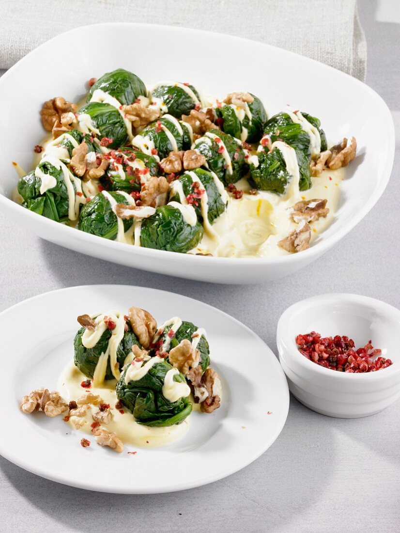 Spinach dumplings with Bechamel sauce and walnuts