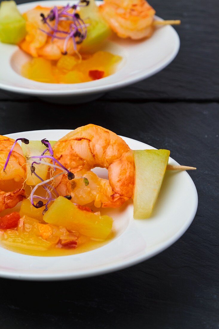 Fruity prawn kebabs with bean sprouts