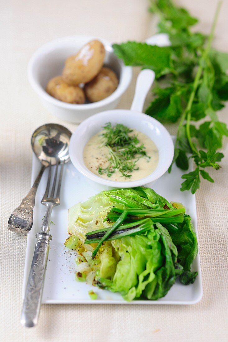 Gebratener Salat mit Kräuterdressing und Kartoffeln