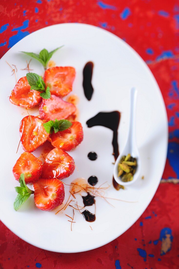 Chili-Erdbeeren mit Schokosauce und Pistazien