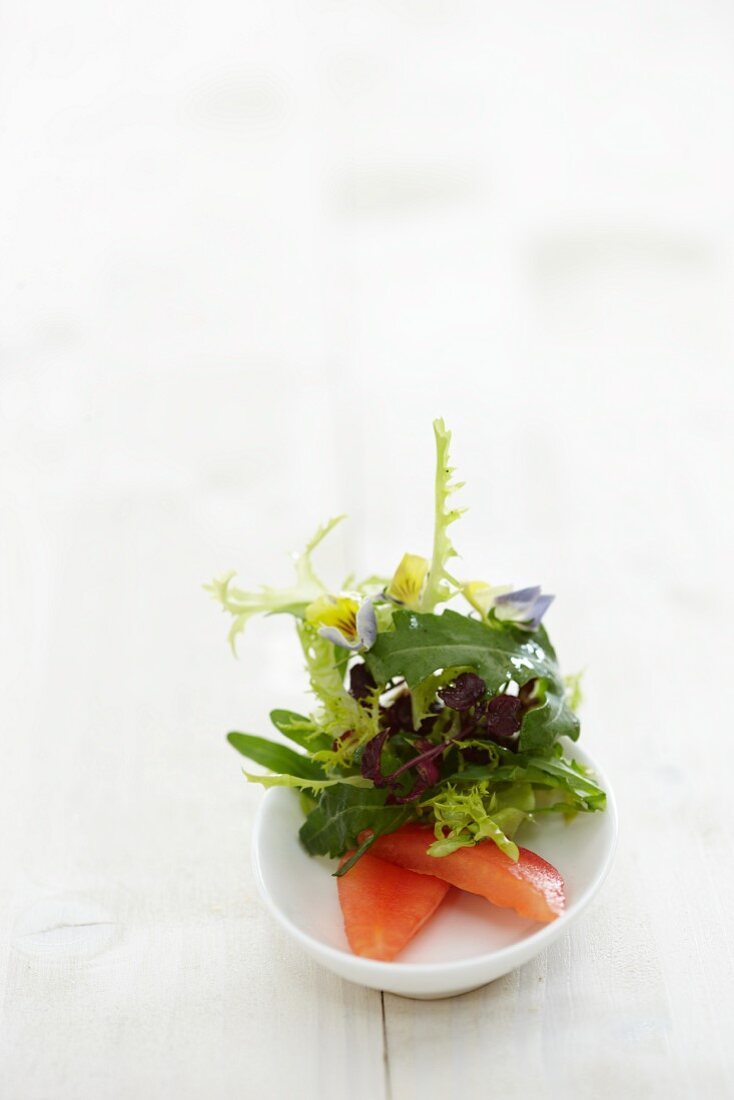 Sommersalat mit Essblüten