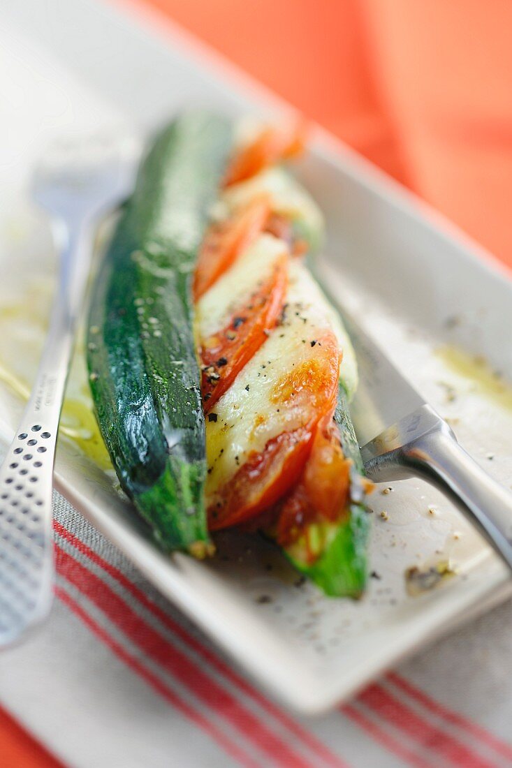 Gefüllte Zucchini mit Tomaten und Mozzarella