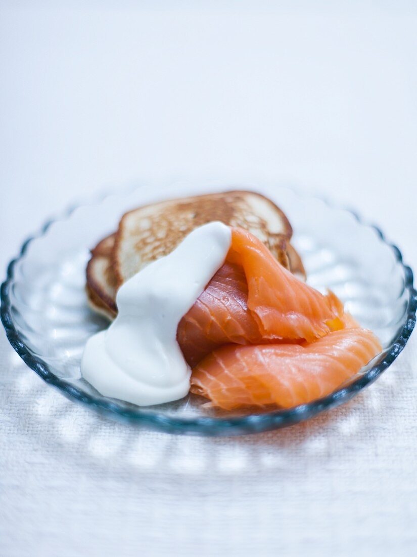 Blinis mit Räucherlachs und Sauerrahm