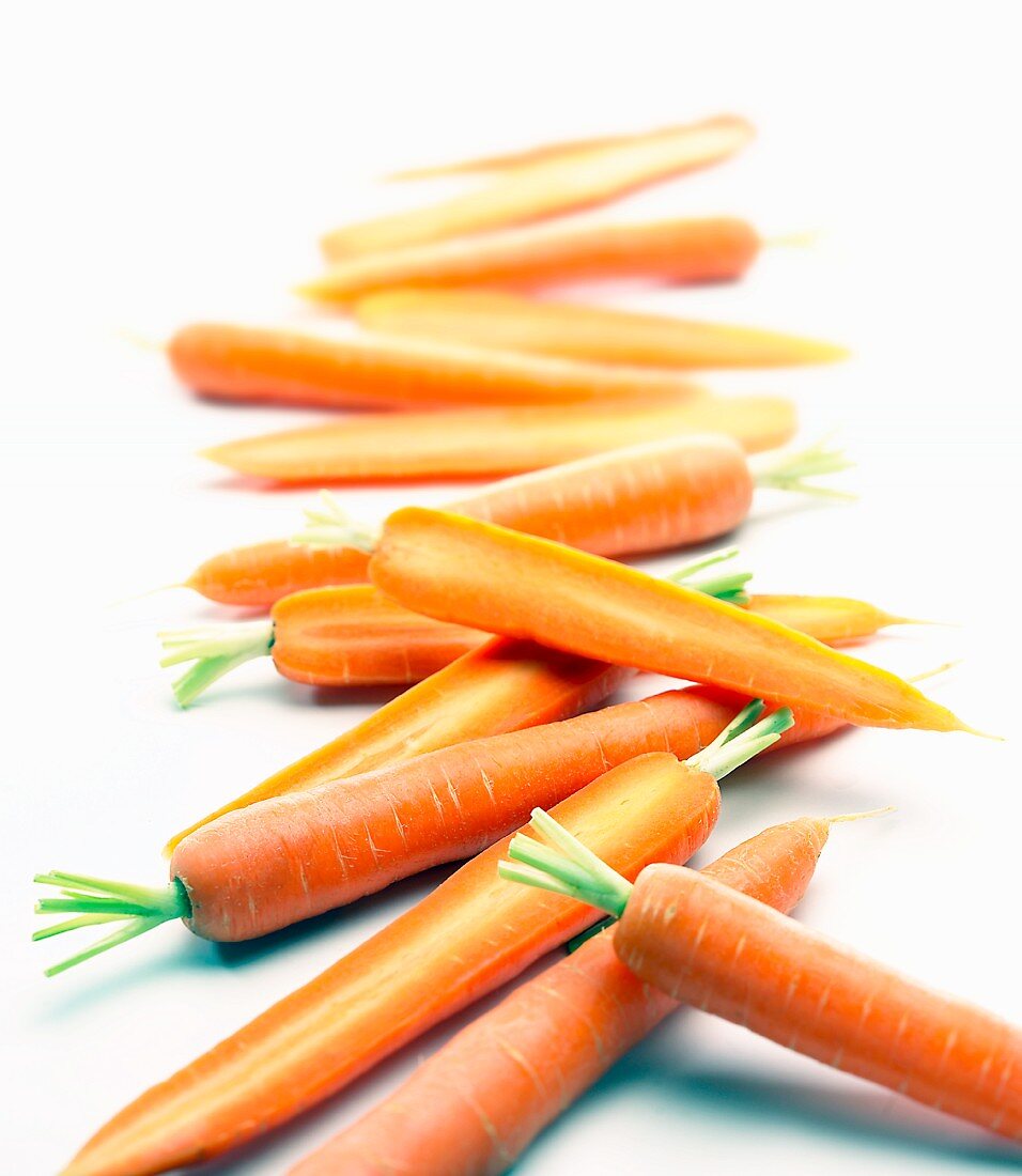 Viele Karotten, ganz und halbiert