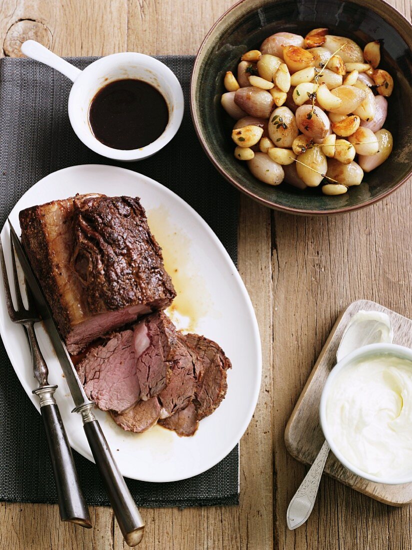 Rinderbraten mit Zwiebeln und Knoblauch