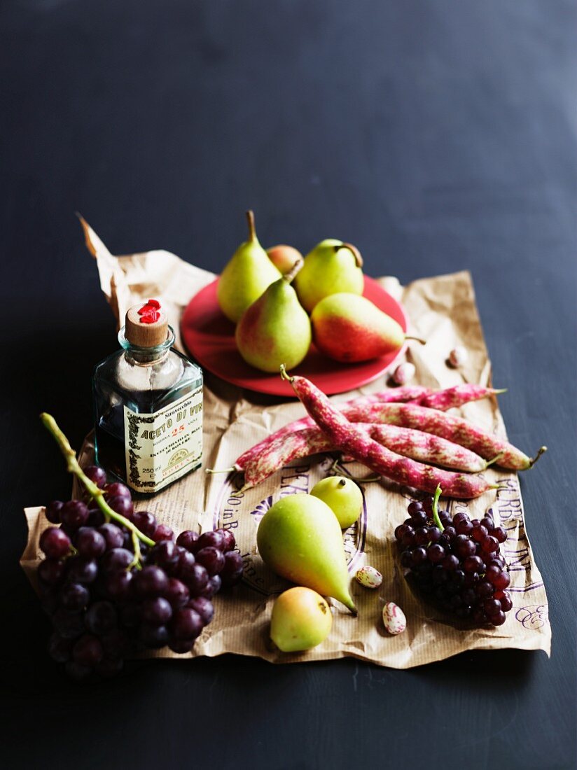 Stillleben mit Trauben, Bohnen, Birnen und Essigflasche