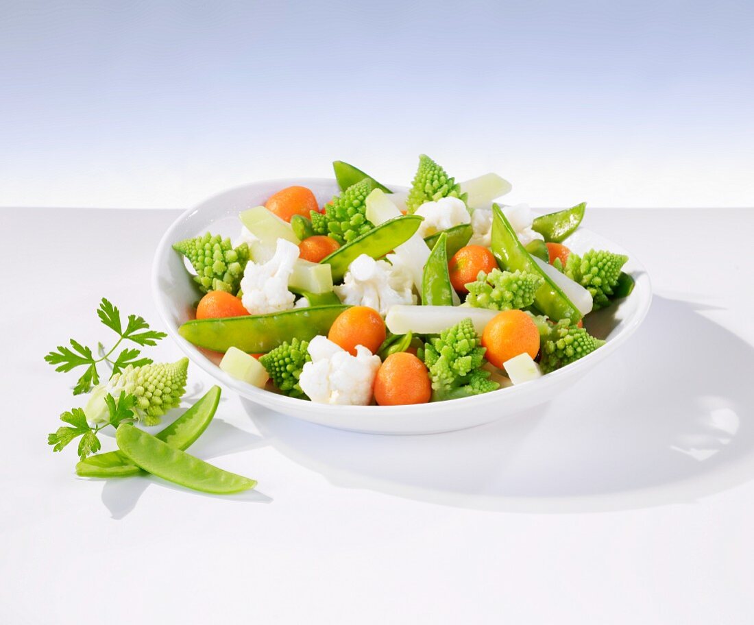 Mixed vegetables with Romanesco broccoli, cooked and fresh