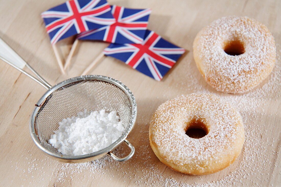 Doughnuts mit Puderzucker, im Hintergrund britische Fahnen