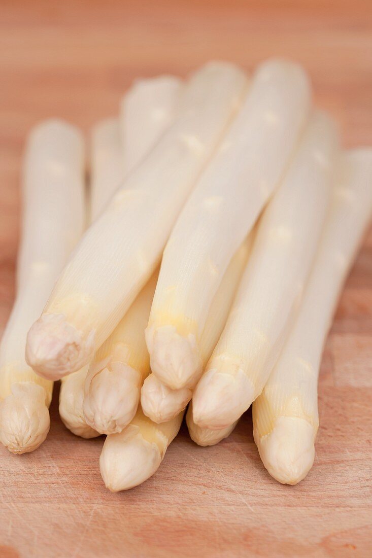 Peeled white asparagus