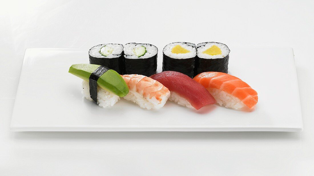 Sushiplatte mit Maki und Nigiri