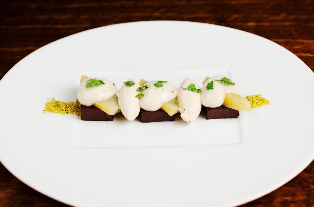 Chocolate with pears, walnuts and coriander