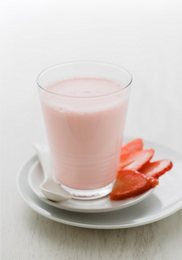 Ein Glas Erdbeermilchshake und frische Erdbeeren