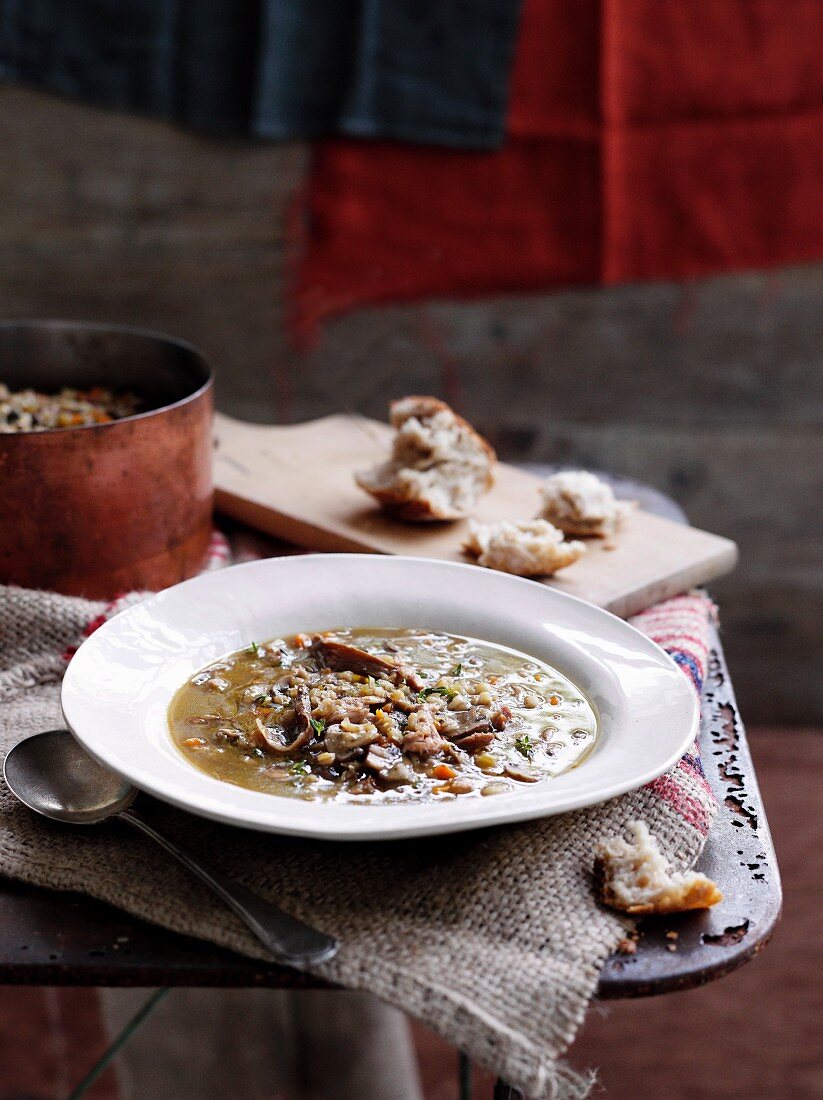 Graupensuppe mit Pilzen und Räucherspeck