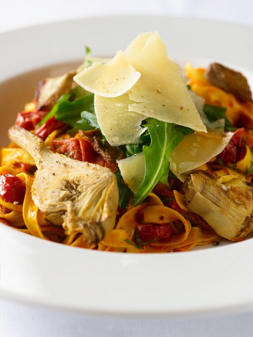 Bandnudeln mit Artischocken, Tomaten, Rucola und Parmesan