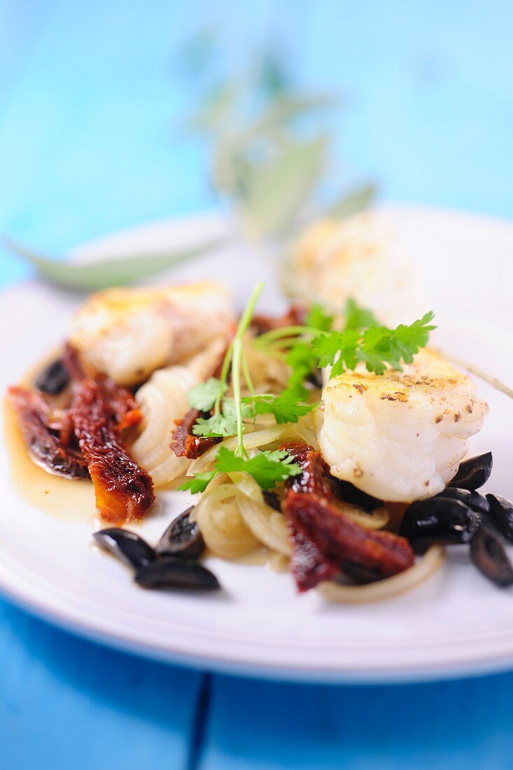 Seeteufelmedaillons mit Zwiebelkonfit, Oliven und getrockneten Tomaten