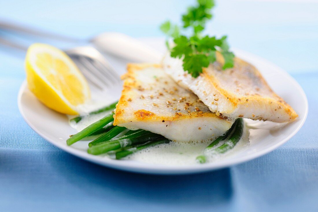 Zander fillets with lemon sauce and green beans