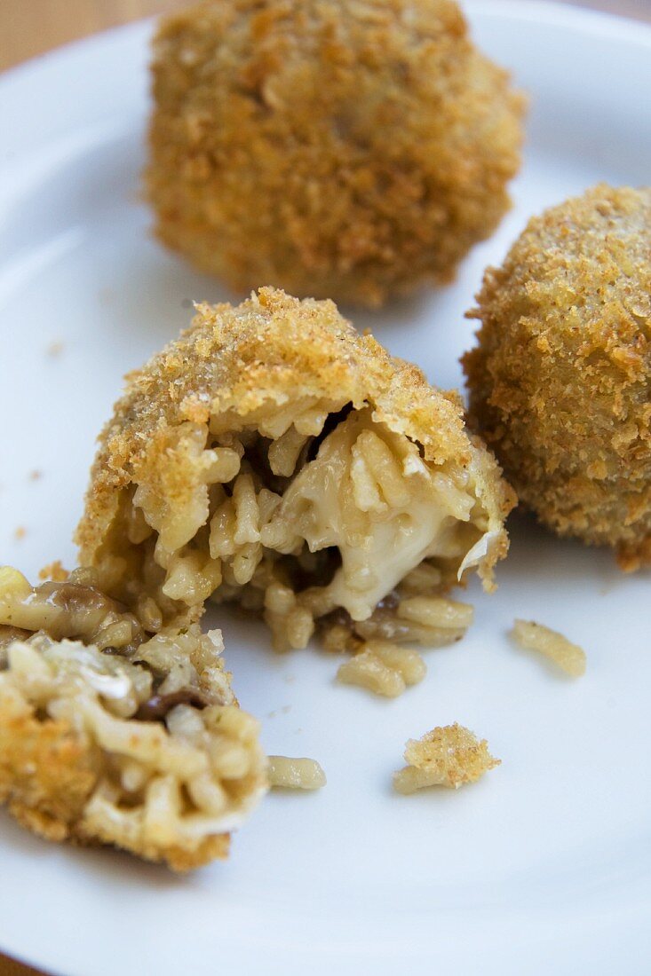 Arancini alla siracusana (Gefüllte Reisbällchen, Italien)