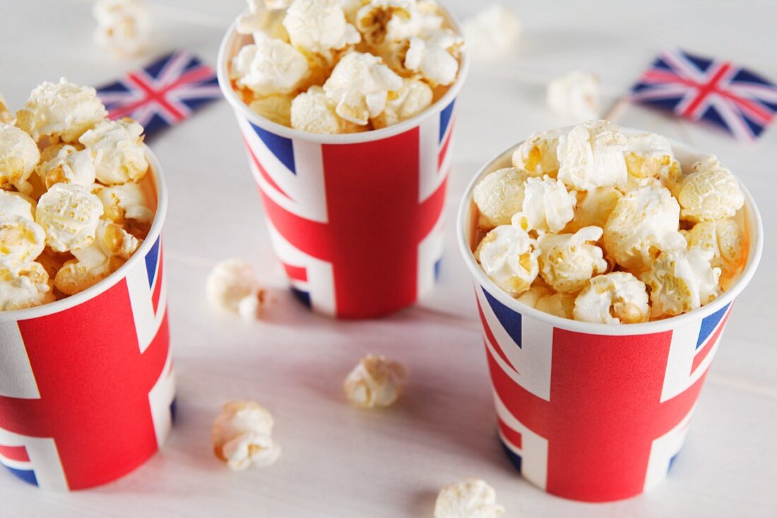 Popcorn in Pappbechern mit Union-Jack-Motiv