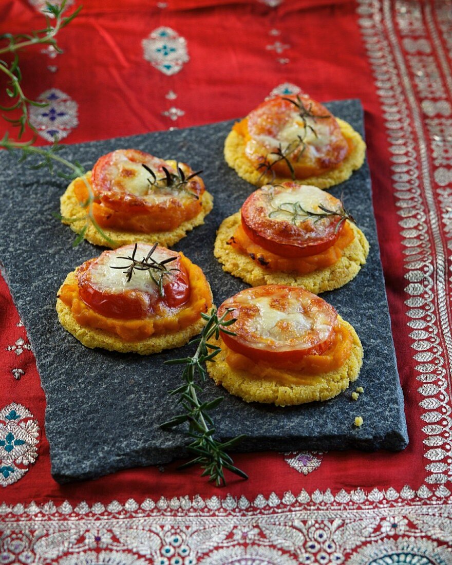 Polentaplätzchen mit Kürbis, Tomate und Mozzarella (Ayurvedische Küche)
