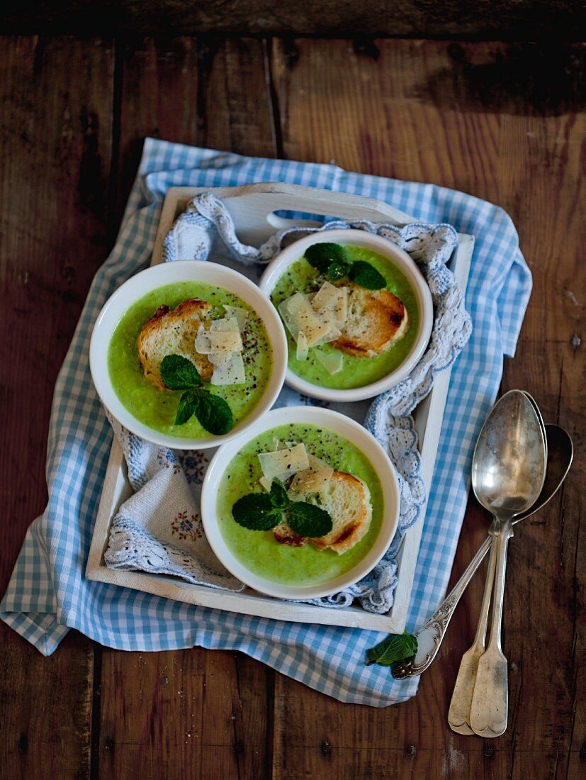 Pea soup with Parmesan and toast