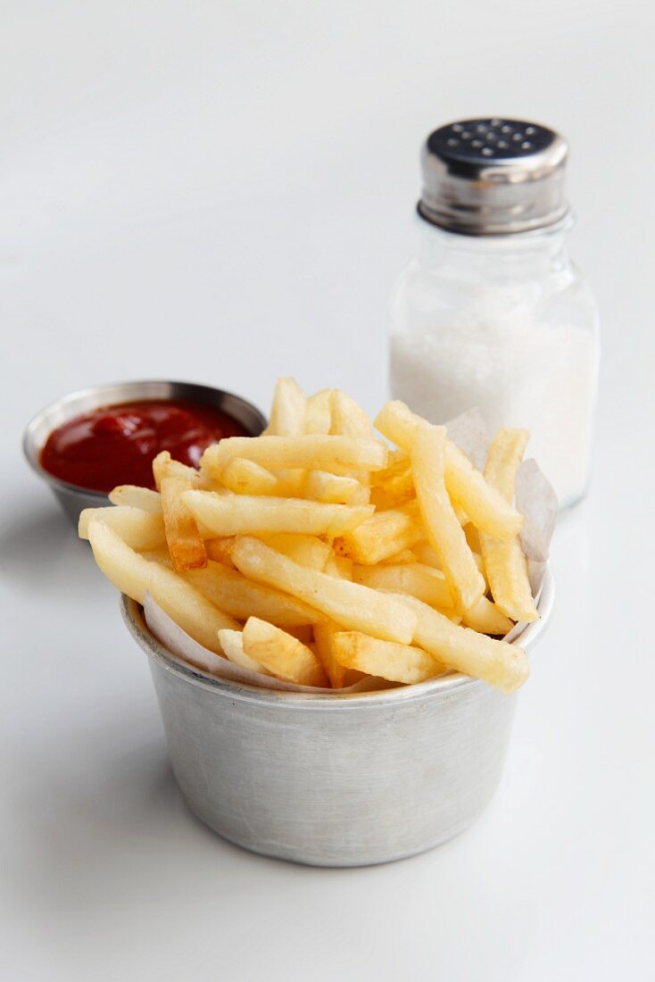 Pommes frites, Ketchup und Salz