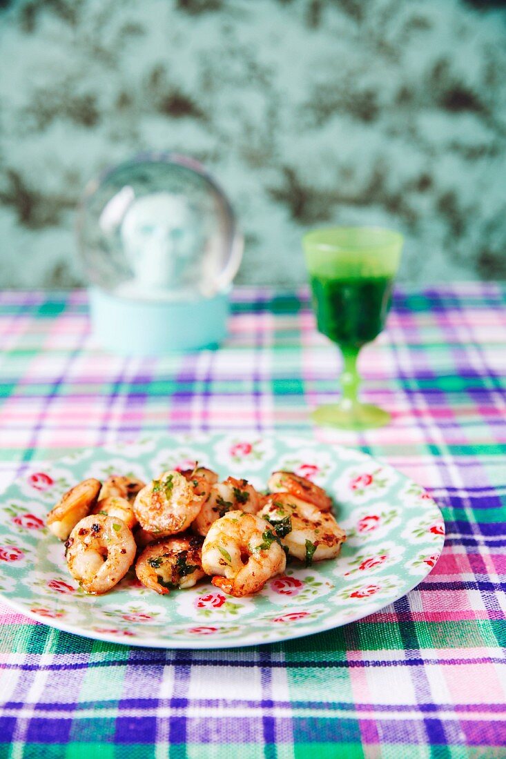 Fried prawns with garlic and parsley