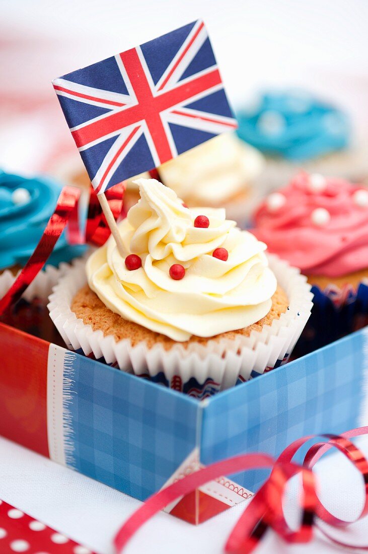 Cupcakes mit Union Jack und Zuckerperlen