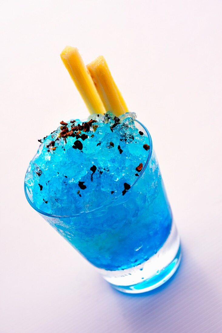 Satu Cocktail mit Sake und Blue Curacao