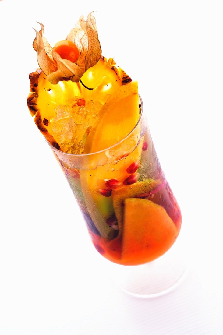 Macadonia Cocktail mit Früchten und Cachaca