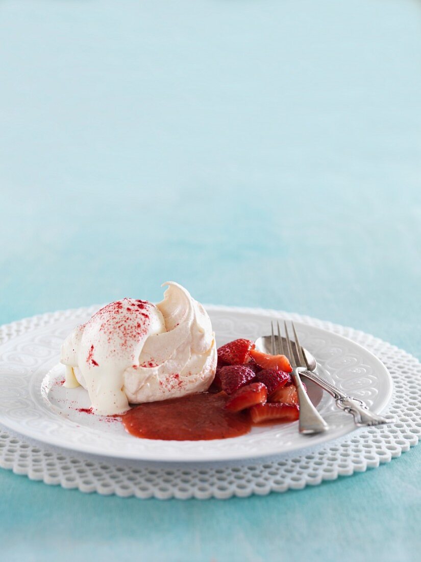 Meringue with strawberries and cream