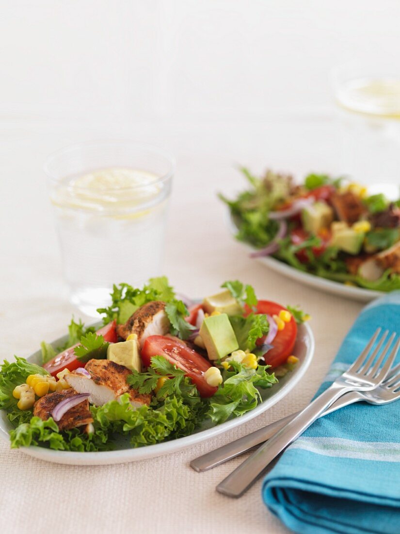 Hähnchensalat mit Avocado, Mais und Tomaten (Mexiko)